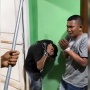 Viral Dua Pria Terduga Maling Ditangkap Warga, Dipaksa Ciuman dan Saling Gigit Telinga