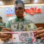 Rupiah Loyo, Orang RI Ramai-Ramai Timbun Dolar di Bank