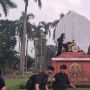 Buat 'Makam Reformasi', Mahasiswa UI Tutup Logo Makara dengan Kain Putih