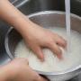 Mencuci Beras Sebaiknya Berapa Kali sebelum Dimasak? Jangan sampai Nutrisinya Terbuang