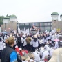 Demo Harkitnas di DPR, Ribuan Guru Madrasah dan Ojol Tuntut Kesejahteraan dan Perlindungan