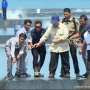 Prabowo Ikut Tarik Jaring Udang di Tambak Kebumen, Kagum Panen Capai 40 Ton per Hektare