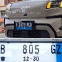 Apa Beda Lis Biru di Bawah vs Samping pada Pelat Mobil Listrik? Berikut Faktanya