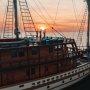 Komodo Luxury dan Wajah Baru Phinisi: Bagaimana Warisan Bugis Menjadi Industri Charter Premium