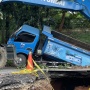 Truk Dinas SDA Pengangkut Tanah Ikut Terjeblos di Jalan Amblas Lenteng Agung