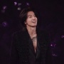 Kenang Mendiang Barbie Hsu, Jerry Yan Bawa Kalung Meteor Garden di Konser FForever