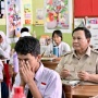 Prabowo Lahap Nikmati MBG Bareng Siswa SMP, Tanya Cita-cita hingga Nyanyi Bersama