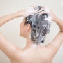Jangan Lakukan Lagi! 5 Kesalahan Keramas yang Memicu Rambut Lepek