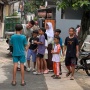 Mees Hilgers ke Lenteng Agung, Ziarah hingga Main Bola Bareng Anak-anak