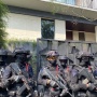 Dijaga Ketat Brimob! KPK Bawa Koper Usai Geledah Rumah Silmy Karim di Kebayoran Baru