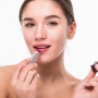 5 Lipstick dengan Kandungan Hyaluronic Acid untuk Bibir Anti Kering