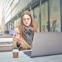Cantik di Layar, Terlilit Cicilan di Dunia Nyata: Bahaya FOMO Bagi Perempuan