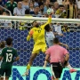Pernah Dibobol Ragnar Oratmangoen, Kiper Arab Saudi Sabet Rekor Saves Terbanyak di Piala Dunia 2026