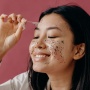6 Tanda Kamu Harus Melakukan Peeling Wajah Menurut Dokter Kecantikan, Bye-bye Flek Hitam