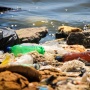 Sinar Matahari Ternyata Tak Cukup: Temuan Baru Ungkap Mengapa Plastik Bertahan Lama di Perairan
