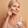 7 Sunscreen Flek Hitam untuk Usia 50 Tahun ke Atas sesuai Review dan Harga