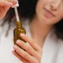 9 Rekomendasi Serum untuk Flek Hitam Usia 40 Tahun ke Atas, Bye Kulit Kusam