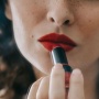 5 Lipstik Matte yang Dipuji Gak Bikin Bibir Kering Menurut Review Pengguna
