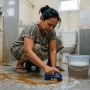 5 Cairan Pembersih Kerak Lantai Kamar Mandi, Toilet Jadi Kinclong seperti Baru