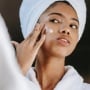 Punya Kulit Kering & Berjerawat? 4 Moisturizer Ini Aman Tanpa Bikin Pori Tersumbat