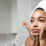 Wajah Kusam dan Bruntusan? Coba 4 Exfoliating Face Wash Murah Cuma Rp30 Ribuan!