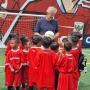 Kecewa Indonesia Tak ke Piala Dunia 2026, Van der Sar Kagum Suporter MU Cilik Tanah Air