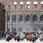 Momen Langka Puluhan Ribu Vespa Lintas Era Iring-iringan di Colosseum Roma