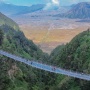 Menikmati Panorama Tiga Gunung dari Jembatan Kaca Seruni Point Bromo