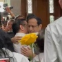 Masuk Ruang Sidang Disambut Mawar Kuning, Momen Haru Nadiem Makarim Jelang Putusan