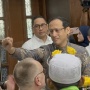 Mawar Kuning dan Tangis Haru Nadiem Makarim Jelang Sidang Vonis