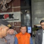 Usai Serahkan Diri, Bupati dan Sekda Kuansing Resmi Pakai Rompi Tahanan KPK