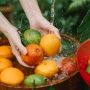 Bagaimana Cairan Pencuci Buah Ini Berupaya Mengurangi Residu Pestisida dan Limbah Pangan?