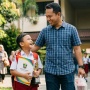 Bukan Sekadar Ambil Rapor, Kehadiran Ayah Ternyata Jadi Bekal Penting Anak Menyambut Sekolah