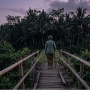 (Bukan) Mbah Saripah yang Menyeberang Jembatan
