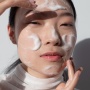 Apa Bedanya Facial Foam dan Facial Wash? Ini Manfaat untuk Jenis Kulit