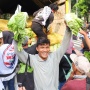 Program MBG Tersendat, Massa Turun ke Jalan Bawa Sayuran
