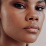 Tips Memilih Lipstik untuk Bibir Two Toned dan Gelap, Hindari Warna Apa?