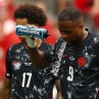Kenapa Pesepak Bola Sering Muntahkan Minuman di Lapangan? Begini Penjelasan Pakar
