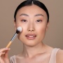 4 Cara Memakai Bedak agar Tahan Lama Tanpa Foundation
