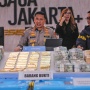 Polisi Pamer Emas 74 Kg & Valas Rp476 M Hasil Penggeledahan