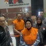 Tangan Terborgol, Mulut Bungkam: Raut Wajah Bupati Sukoharjo Pakai Rompi Oranye KPK Tengah Malam