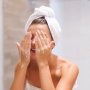 Anti Kusam dan Keriput: 5 Facial Wash Melembapkan untuk Usia 40-an