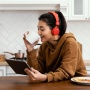 Kenapa Kita Nggak Bisa Beraktivitas Tanpa Suara Latar YouTube atau Podcast?