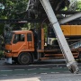 Truk Bermuatan Alat Berat Hantam JPO Kapten Tendean, Jalan Ditutup Total
