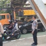 Sopir Asyik Main HP, Truk Towing Hantam JPO Tendean Hingga Rusak Parah!
