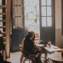 Coffee Shop dan Ruang Tenang Bagi Gen Z: Bukan Lagi Sekadar Tempat Ngopi