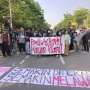 Gagal Tembus Barikade Polisi, Massa Pendemo Berikan 3 Tuntutan Ini