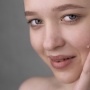 4 Rekomendasi Moisturizer Penghilang Flek Hitam, Lengkap Review Pembeli