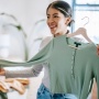 Perempuan dan Tren Capsule Wardrobe: Bikin Hemat atau Cuma Hype Sesaat?