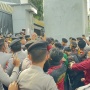 Demo Desak Febrie Adriansyah Diwarnai Aksi Saling Dorong, Mahasiswa Nyaris Pingsan